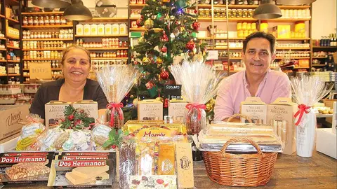 Elisa Labori y Raúl Simón, junto a algunos de los muchos productos navideños que La despensa tiene en su tienda de Dubai tanto de forma presencial como online. (EL CORREO)
