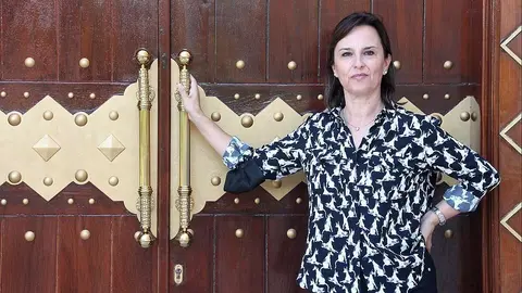 Lourdes López-Pacios Navío, ante la puerta de una mezquita en Dubai. (EL CORREO)
