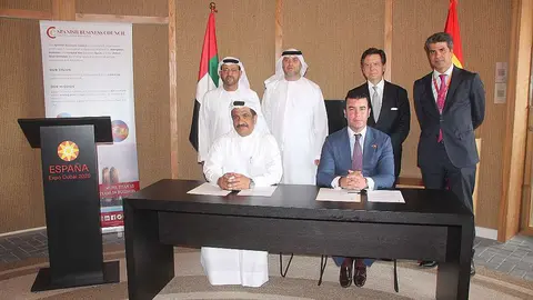 Foto de familia tras la firma del Memorando de Entendimiento entre UAEIIC y SBC en el Pabellón de España de Expo 2020 Dubai. (EL CORREO)