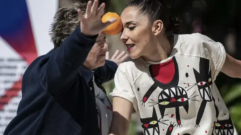 Una bailarina interactúa con una espectadora en 'Social Animal'. (Germán Antón)