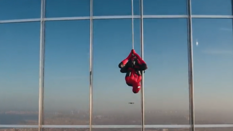 Una captura del vídeo de Spiderman en el Burj Khalifa. (Twitter)