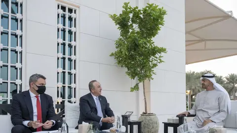 El príncipe heredero de Abu Dhabi junto a la delegación turca. (WAM)