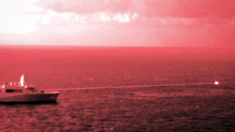 El 'USS Portland' durante una prueba con un arma láser en el golfo de Adén.  (Mando Central de Fuerzas Navales EEUU)