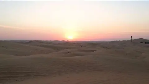 Puesta de sol en el infinito desierto de Abu Dhabi. (A. Moreno)