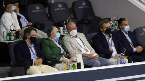 El rey emérito en el partido de tenis de Nadal en Abu Dhabi. (Fuente externa)