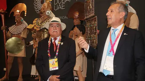 El cónsul de Perú. Marco Antonio Santiváñez -derecha-, interviene en presencia de Francisco Alonso, consejero de Expo 2020 Dubai. (EL CORREO)