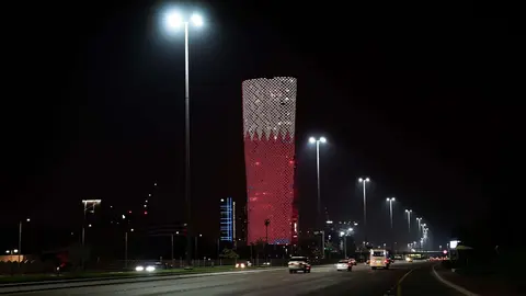 El edificio Capital gate Abu Dhabi con los colores de Qatar. (ADNEC)