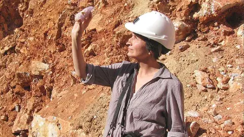 Gloria Salazar observa una impresionante gema boliviana en la recóndita mina Anahí. (Cedida)