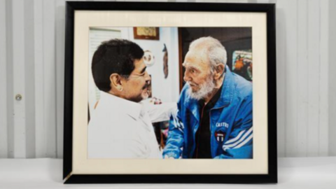 La foto de Maradona con Fidel Castro. (Fuente externa)