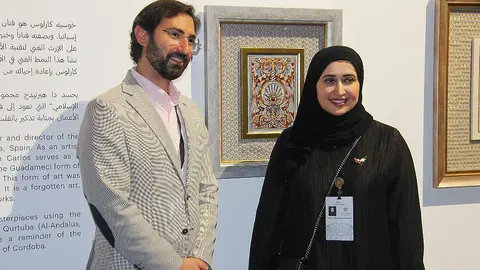 José Carlos Villarejo, junto a una emiratí en su stand del DEC en Dubai. (EL CORREO)