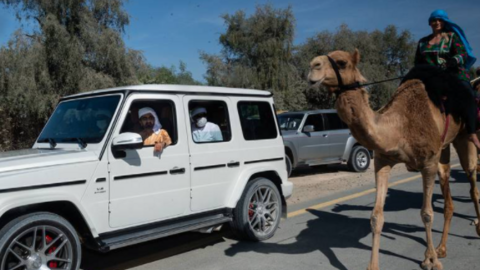 El gobernante de Dubai junto a una de las participantes en la cabalgata. (Expo 2020)