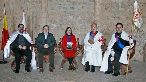Lourdes López-Pacios Navío, en el Castillo de Calatrava La Nueva junto a autoridades e historiadores. (Ayuntamiento de Aldea del Rey)