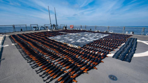 Los rifles confiscados por la Armada de EEUU. (Quinta Flota)