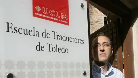 Luis Miguel Cañada, en la puerta de la Escuela de Traductores de Toledo. (Cedida)