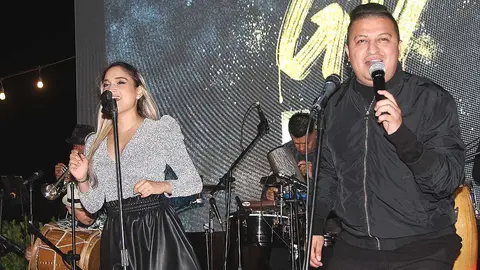 Eddi Duarte, corazón y alma de la gran fiesta latina navideña de Dubai, sobre el escenario. (EL CORREO)