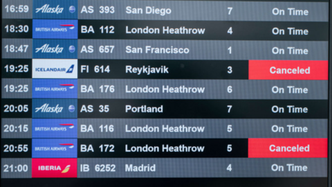 Una pantalla de información enumera varios vuelos cancelados en el Aeropuerto Internacional John F. Kennedy el 24 de diciembre de 2021 en la ciudad de Nueva York. (Fuente externa)