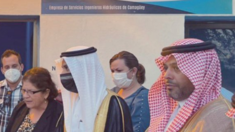 Representantes del Estado cubano y de la organización gubernamental saudí. (Twitter)