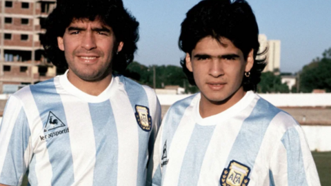 Diego Maradona junto a su hermano Hugo, quien pasó por las juveniles de la Albiceleste (Fuente externa)