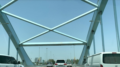 Uno de los puentes de entrada a la ciudad de Abu Dhabi. (EL CORREO)