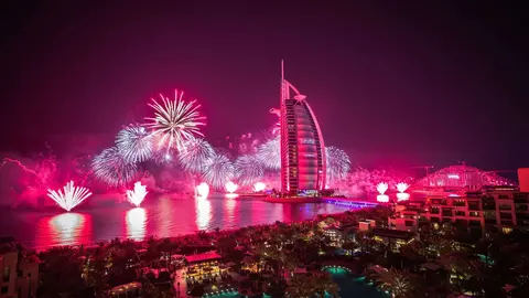 Fuegos artificiales en Burij Al Arab. (@DXBMediaOffice)