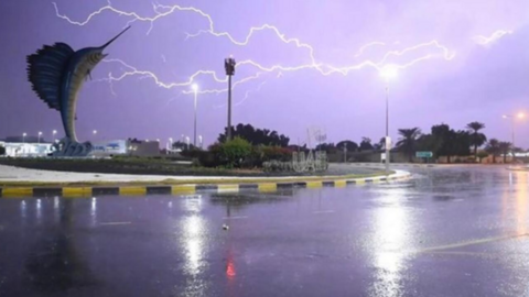 Relámpagos en el emirato de Umm Al Quwain. (Instagram)