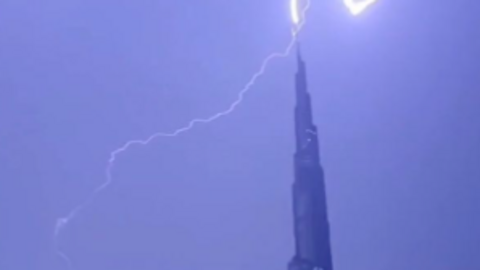 Momento en que un rayo impacta en el Burj Khalifa. (Instagram)