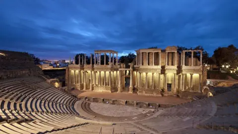 Mérida, capital de la Comunidad Autónoma de Extremadura, fue declarada Patrimonio de la Humanidad en 1993. Su teatro romano tenía capacidad de hasta 6.000 personas. En verano, alberga el Festival Internacional de Teatro Clásico. (www.turismoextremadura.com)