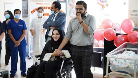 los padres del bebé en el hospital de Dubai. (Fuente externa)