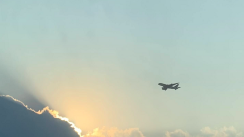 Un A380 de Emirates en el cielo de Dubai. (EL CORREO)