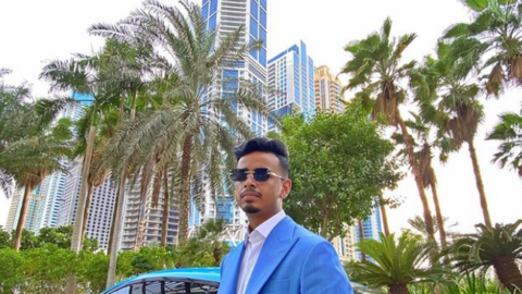 El adolescente rico con uno de sus coches en Dubai. (Instagram)