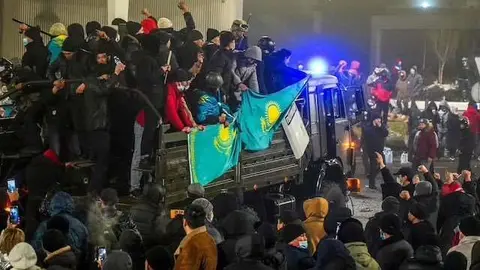 Una imagen de Twitter de las protestas en Almaty.