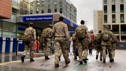 Miembros del Ejército ante un hospital en Londres. (Twitter)