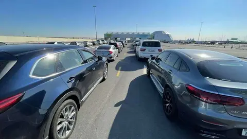 Colas ante centro de pruebas PCR situado en el World Parking de Expo 2020 Dubai. (EL CORREO)