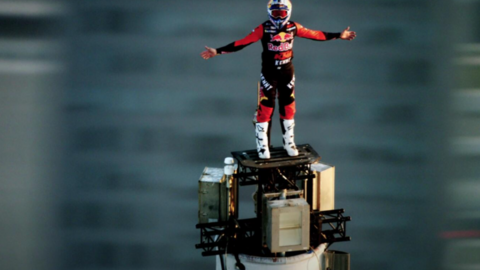 El motorista en lo alto del Burj Khalifa. (Youtube)