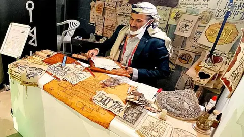 A modo ilustrativo, un caligrafista en el Pabellón de Yemen de la Exposición Universal 2020 de Dubai. (EL CORREO)