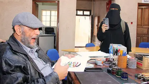 El caligrafista árabe Abdulfattah Mohamed Al Saeed en su estudio de Al Fahidi en Dubai. (R. Pérez / EL CORREO)