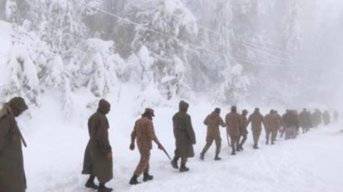 Las personas abandonan sus coches tras la fuerte nevada en Pakistán. (Twitter)