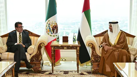 El senador mexicano y el representante del FNC de EAU. (WAM)