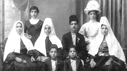 Familia palestina Yarur Lolas en Belén antes de emigrar a América Latina. Los hijos Juan y Nicolás Yarur Lolas, según recoge el blog www.enterreno.com, hicieron una gran fortuna en el rubro textil y posteriormente en la banca.