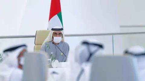 El gobernante de Dubai en una reunión del Gabinete en el Pabellón de Emiratos en la Expo. (Twitter)