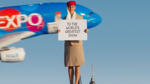 La azafata de Emirates en lo alto del Burj Khalifa. (Instagram)