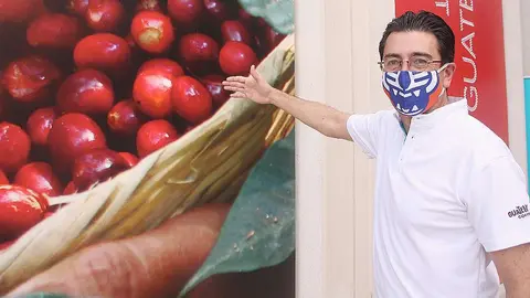 Juan Luis Barrios, presidente de la Asociación Nacional del Café de Guatemala, en el exterior de la Pabellón Nacional de su país en Expo 2020 Dubai con un tapabocas que muestra la nueva imagen de Anacafé. (EL CORREO)