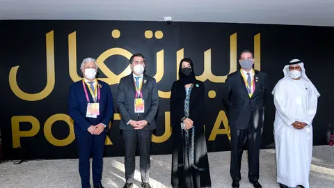 El embajador de Portugal en Emiratos, Reem bint Ibrahim Al Hashemy, ministra de Estado de Cooperación Internacional y directora general de Expo 2020 Dubai junto al secretario de Estado de Asuntos Exteriores de Portugal y otras personalidades. (WAM)