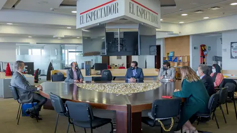 Representantes de la agencia de noticias de Emiratos durante su visita a El Espectador. (WAM)