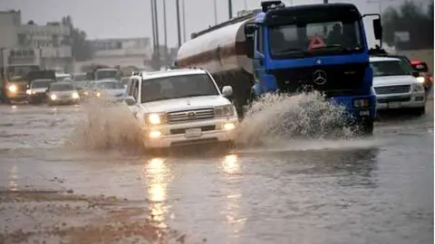 La lluvia ha dejado inundaciones en Arabia Saudita.