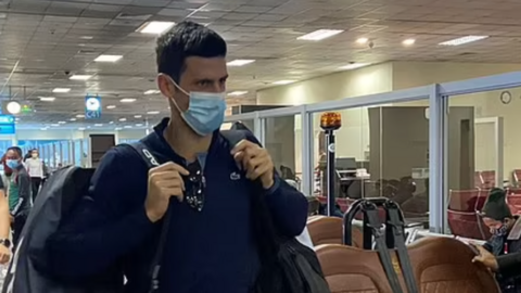 Djokovic en el Aeropuerto de Dubai. (Twitter)