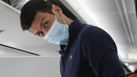 Djokovic en un avión de la aerolínea de Dubai. (Twitter)