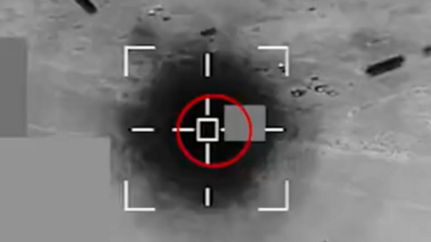 Una captura de pantalla del vídeo difundido de los ataques en la capital de Yemen. (Al Arabiya)