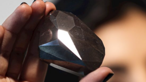 El diamante negro que se subastará en Dubai. (Fuente externa)