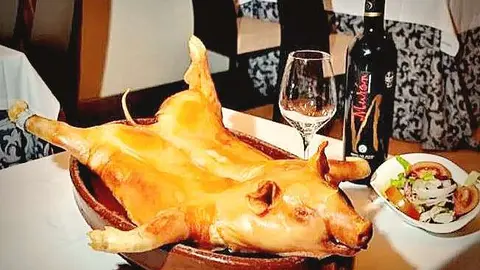 Espectacular cochinillo de Segovia entero y servido en cazuela de barro. (Fuente externa)
